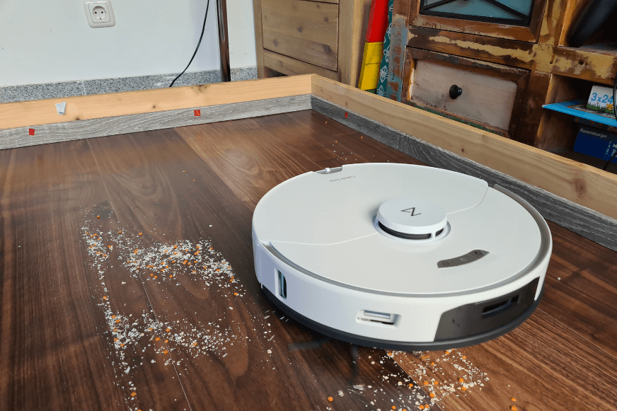 Робот-пылесос Roborock S7 Pro Ultra всасывает овсяные хлопья во время теста на всасывание на твердом полу